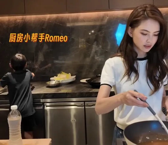 兒子來當昆凌的小幫手。翻攝昆凌小紅書
