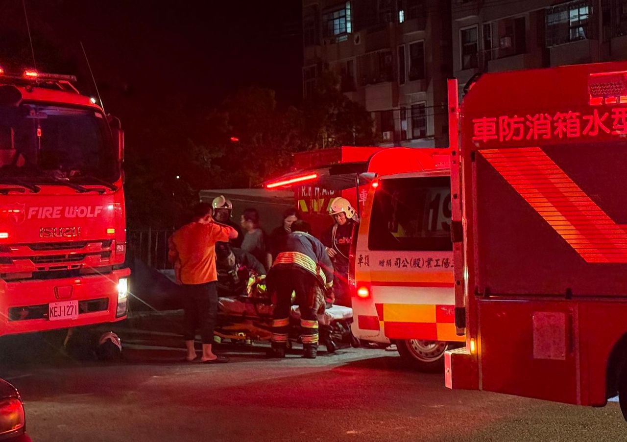 疑電動腳踏車起火釀民宅火警! 18歲女逃生不慎墜樓命危、5住戶獲救