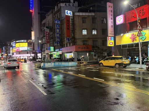 巴威發威！銀行招牌被吹落砸行人穿越道　人車完美閃過
