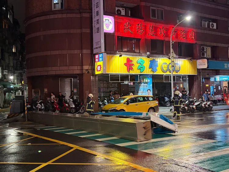 富邦銀行招牌砸落。翻攝畫面