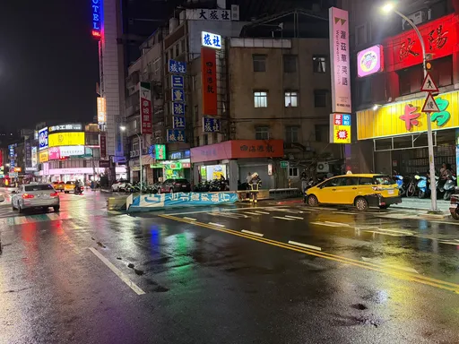 巴威開始發威！新北三重富邦銀行招牌被吹落　砸在行人穿越道