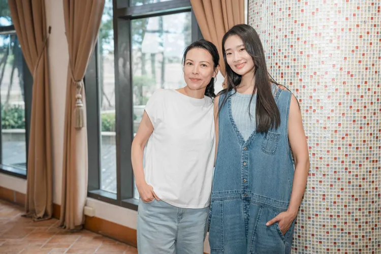 陳孝萱(左)與茱蒂蒙飾演母女，每天都要愛的抱抱。TVBS提供