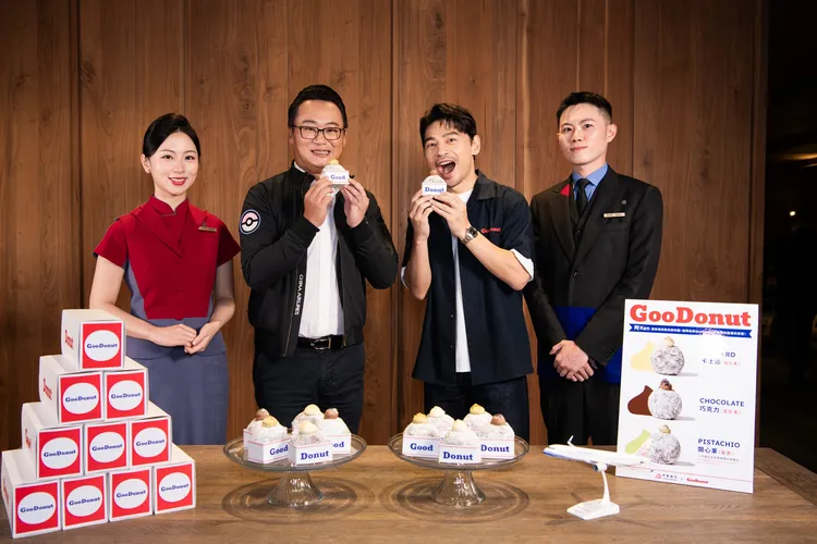 國航攜手甜甜圈GooDonut合作，華航總經理陳漢銘（左2）與創辦人阿Ken（右2）現身快閃現場。華航提供