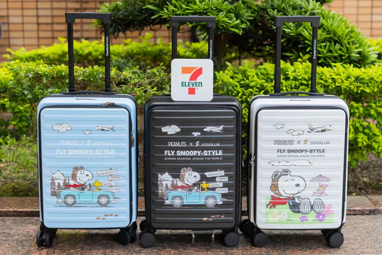 3款Traveler’sChoice「21吋上掀行李箱」，包含藍、白、黑3種色系搭配史努比出遊設計。7-ELEVEN提供