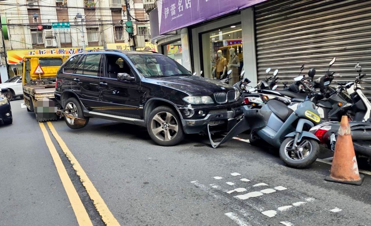 拖吊報廢車轉彎不慎撞整排機車!1路人受傷送醫