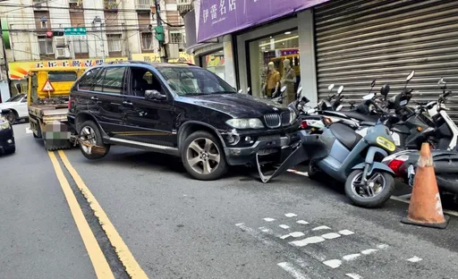 拖吊車疑左彎不慎　報廢車撞整排機車！1路人受傷送醫
