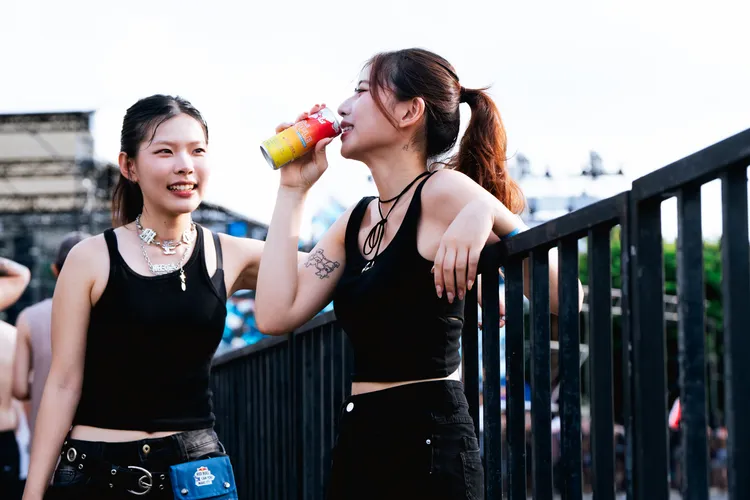 Red Bull Apple Edition 富士蘋果風味即日起全台上市，提供全新的風味體驗與日常補給選擇。Red Bull 提供