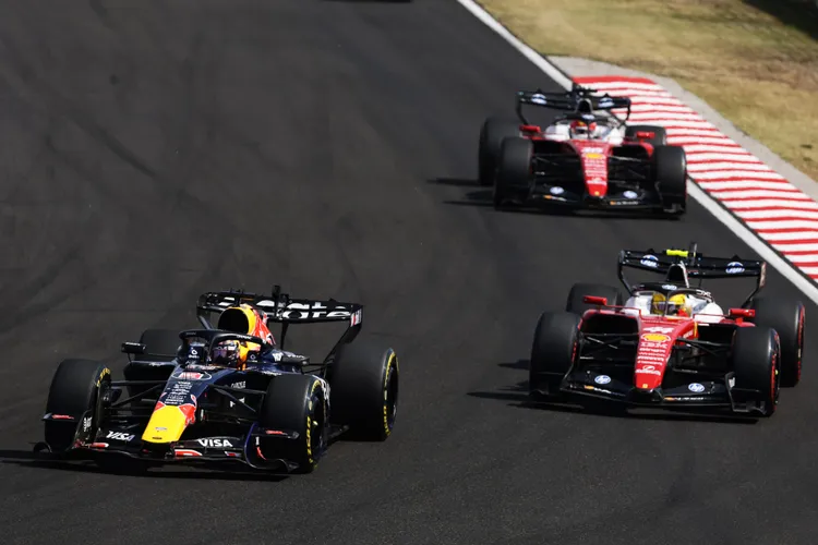面對後方對手步步進逼，Verstappen憑藉穩定節奏與精準防守，持續保持領先位置。Red Bull提供