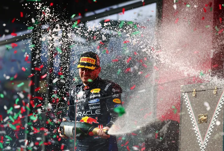 Oracle Red Bull Racing 車手Max Verstappen以第二名完成2026年F1匈牙利大獎賽，在頒獎台上噴灑香檳慶祝，連續兩站站上頒獎台。Red Bull提供