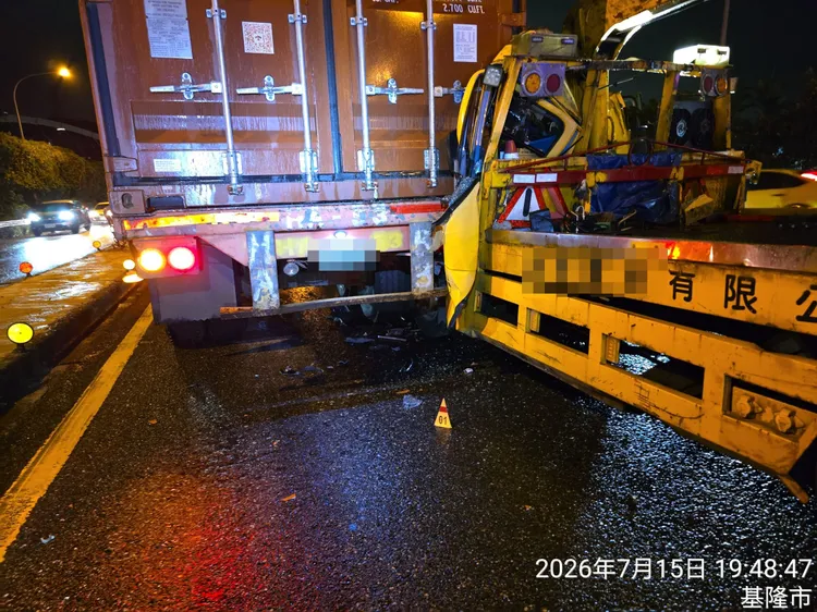黃色拖吊車車頭嚴重變形，巨大衝擊力下，駕駛當場死亡。翻攝畫面