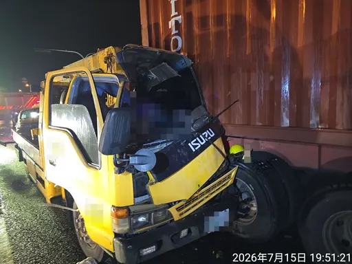 國1五堵出口拖吊車猛撞停等紅燈貨櫃車　60歲駕駛受困身亡
