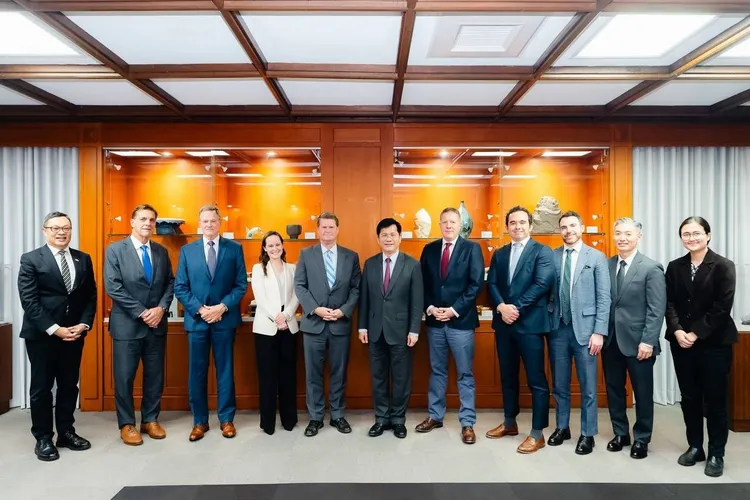 外交部長林佳龍於30日下午接見「印太安全研究所」（Institute for Indo-Pacific Security, IIPS）主席薛瑞福（Randall G. Schriver）率領的訪問團一行。外交部提供