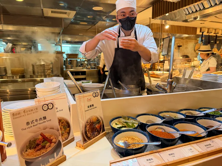「泰式牛肉麵」餐檯。莊偉祺攝