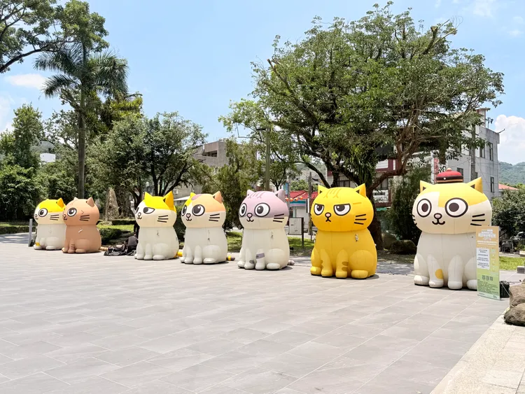 嶺頂公園還有人氣IP「黃阿瑪後宮生活」的大型充氣偶，配合夜間燈光打造打卡景點。莊曜聰攝