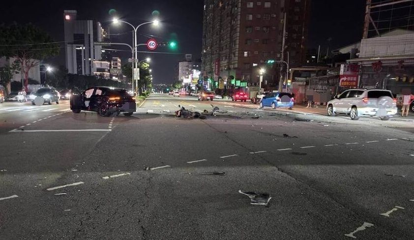 台中酒駕男闖紅燈 連撞4車6人傷!車殼噴飛四散