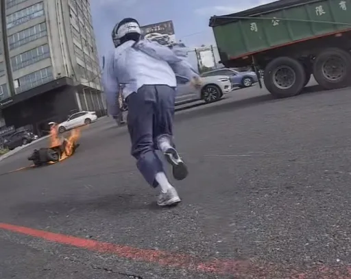 汐止嬤摔車燒成火球！頭一號「騎士超人」是他    30秒影片催淚眾人