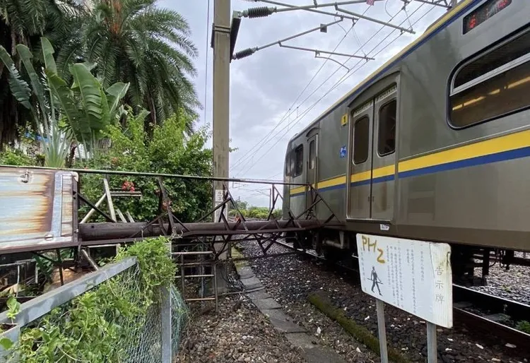 區間車行經礁溪站附近時遭倒塌的招牌撞上。民眾提供