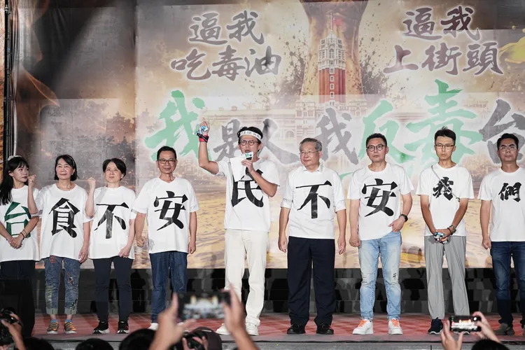 國民黨、民眾黨今天傍晚號召全民上凱道反毒油集會。晚間7點40分，現場喊破20萬人。民眾黨主席黃國昌率立院黨團成員登台。彭欣偉攝