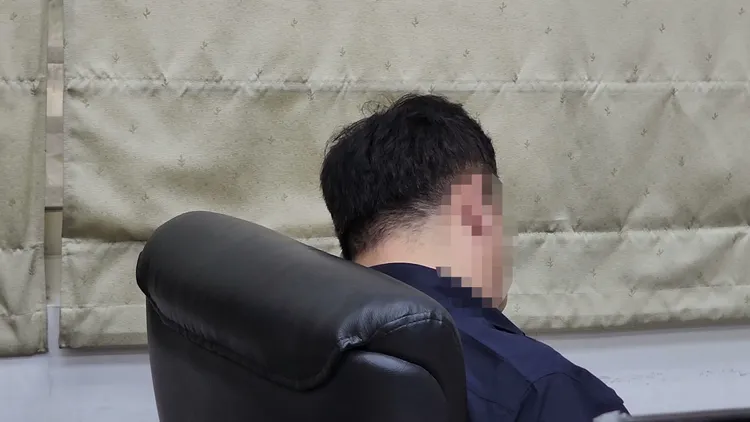 黃姓法警在辦公室呼呼大睡，拍攝時間2026/03/18。民眾提供
