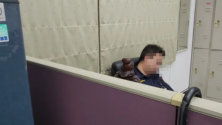 黃姓法警在辦公室呼呼大睡，拍攝時間2025/09/30。民眾提供
