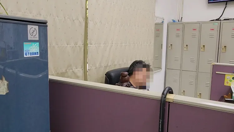 黃姓法警在辦公室呼呼大睡，拍攝時間2025/06/18。民眾提供