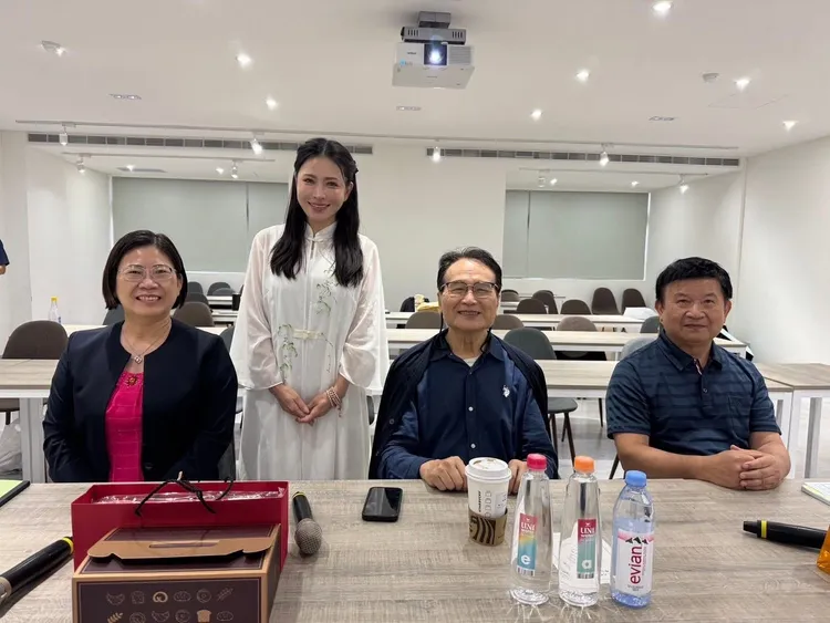 德馨（左二）受到教授們的鼓勵。翻攝自德馨臉書