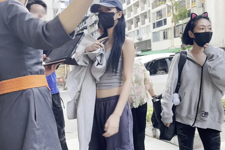 小S（右）與大女兒Elly同穿灰色系裝扮，宛如姊妹花。特勤中心攝