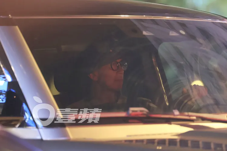 具俊曄載著S媽，行車速度緩慢。特勤中心攝