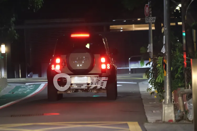 具俊曄開著371萬的Land Rover Defender離開橘色涮涮鍋。特勤中心攝
