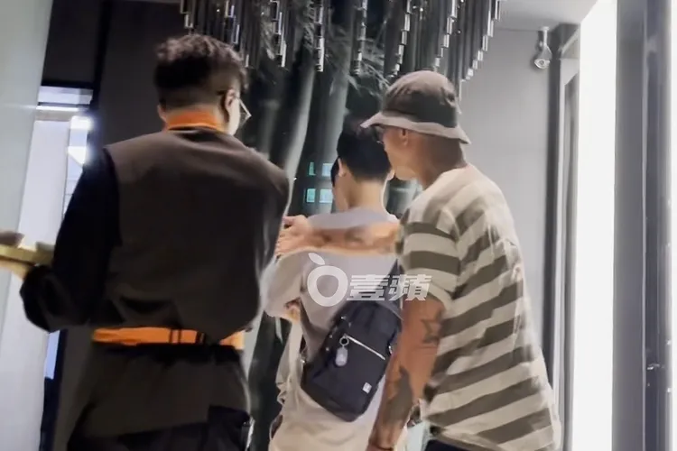 具俊曄（右）伸手和服務生確認廁所方向。特勤中心攝
