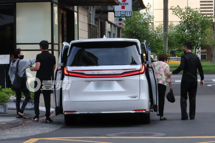 許雅鈞（右）攙扶母親下車，小S等三個寶貝女兒。特勤中心攝