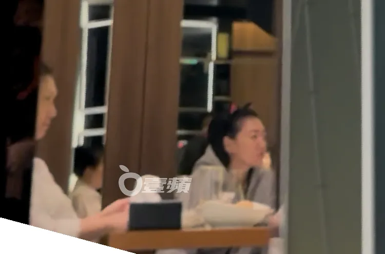 S媽（左）坐在主位與小S一同用餐。特勤中心攝