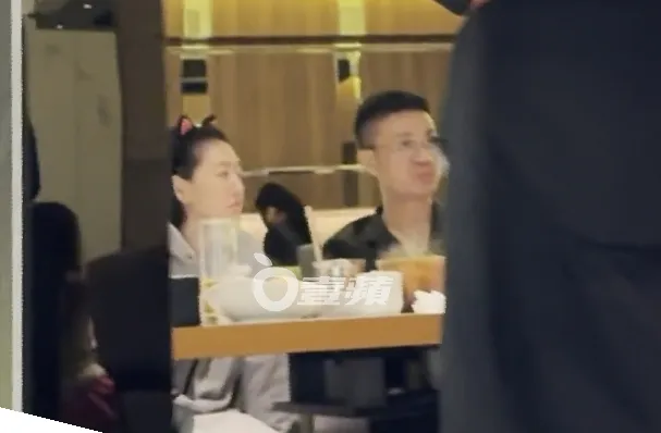 小S（左）與許雅鈞在包廂內與家人用餐。特勤中心攝