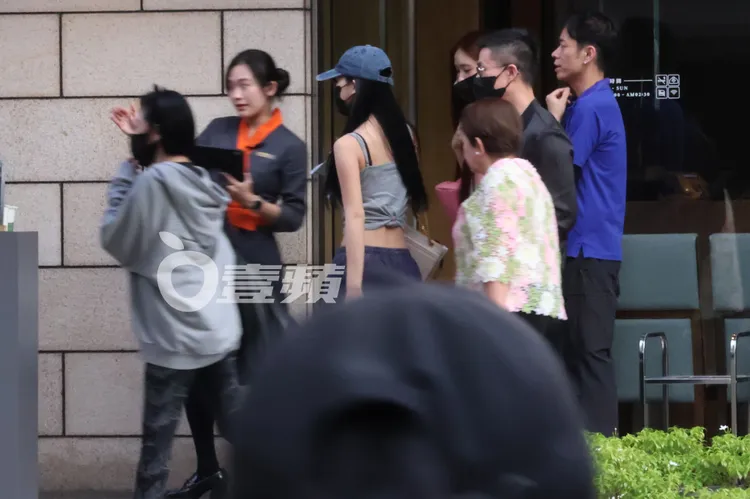 服務生帶領小S、許雅鈞一行人，跟包廂內的具俊曄、S媽會合。特勤中心攝