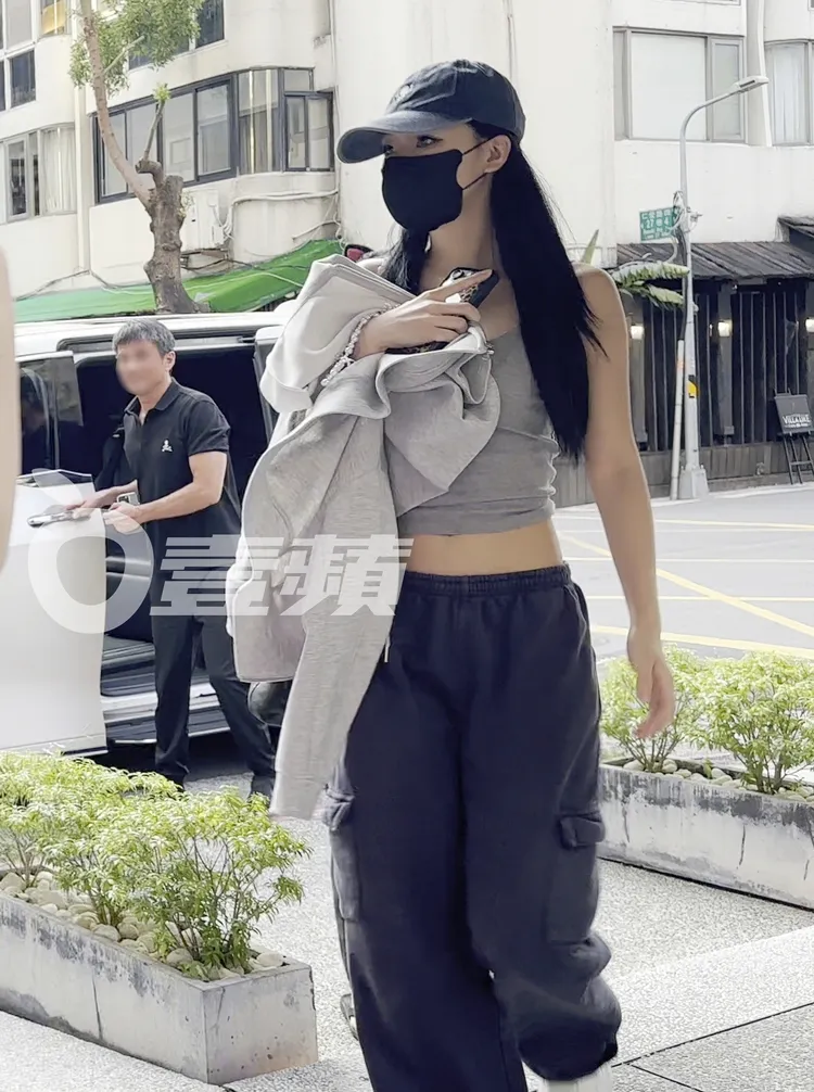 大女兒許曦文（Elly）穿灰色小可愛，露出小蠻腰。特勤中心攝