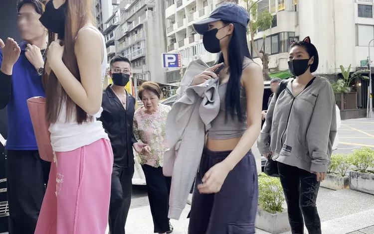 許雅鈞（左三）攙扶著媽媽，跟在小S與女兒們後面。特勤中心攝