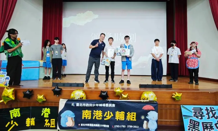 南港分局副分局長陳佳緯頒發尋找黑歷史青少年Podcast影片成果發表獎項。。警方提供