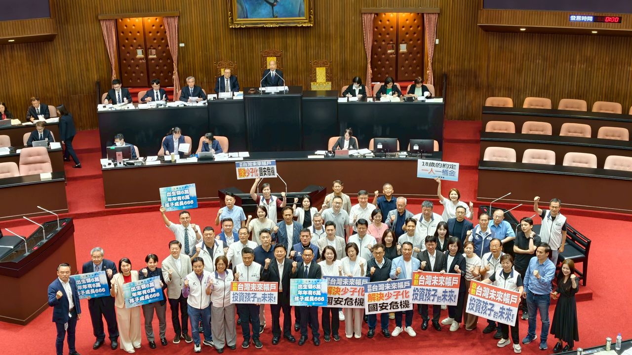 立院三讀兒少未來帳戶條例 民眾黨:別具意義