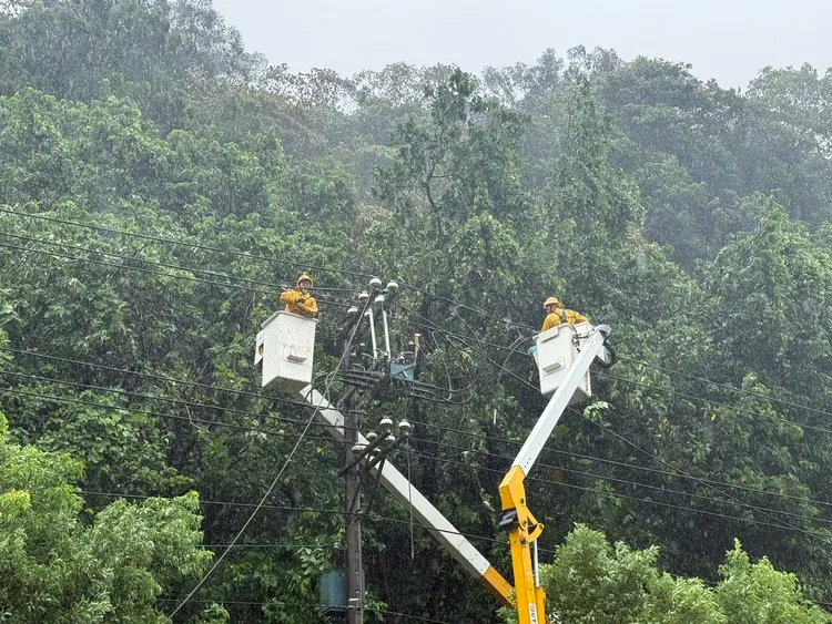 台電人員冒風雨搶修。桃園區處提供