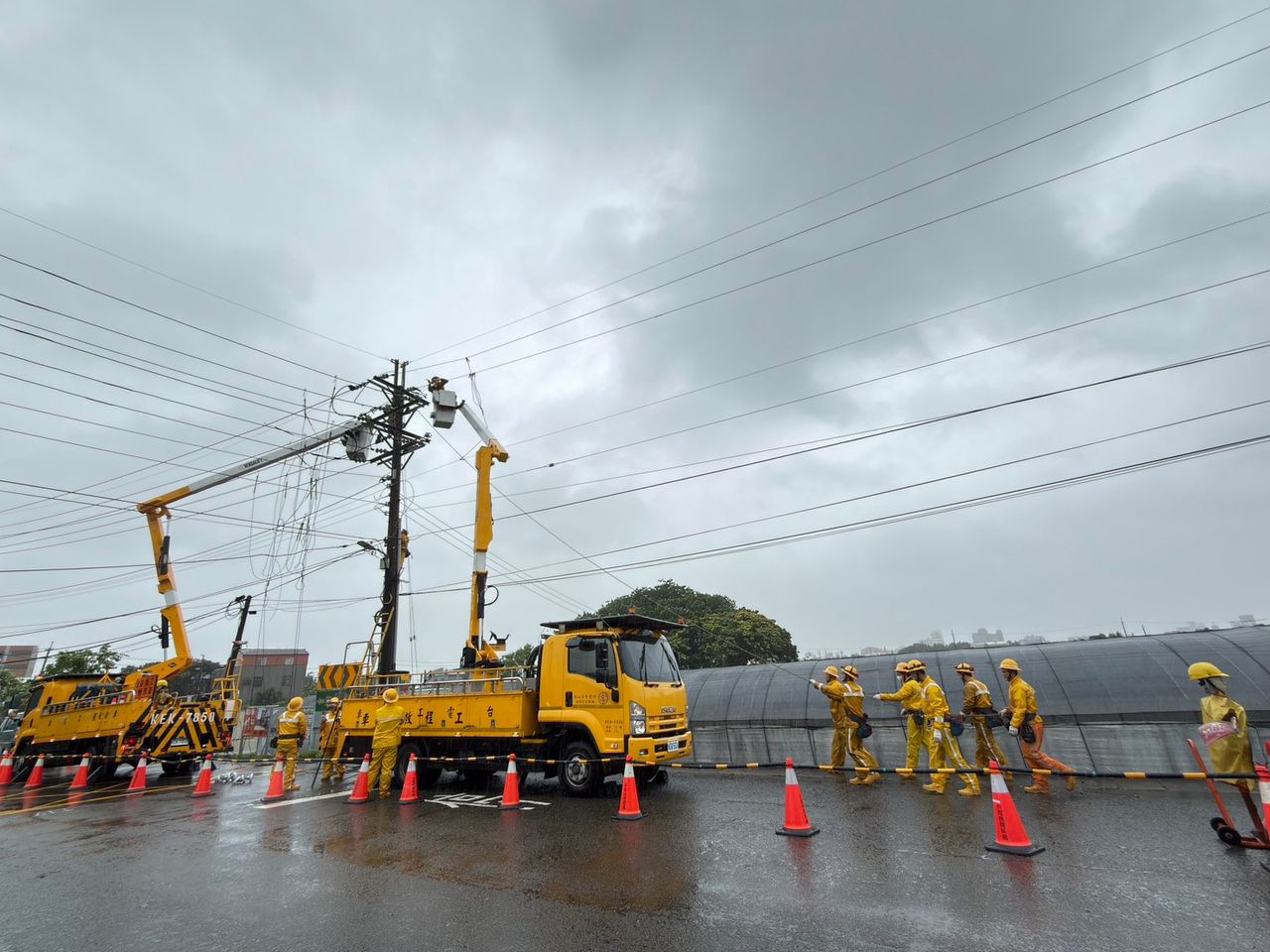 巴威颱風襲台!桃園近萬戶停電 台電派員冒風雨搶修中