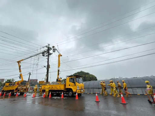 巴威颱風襲台！桃園近萬戶停電　台電派員冒風雨搶修中