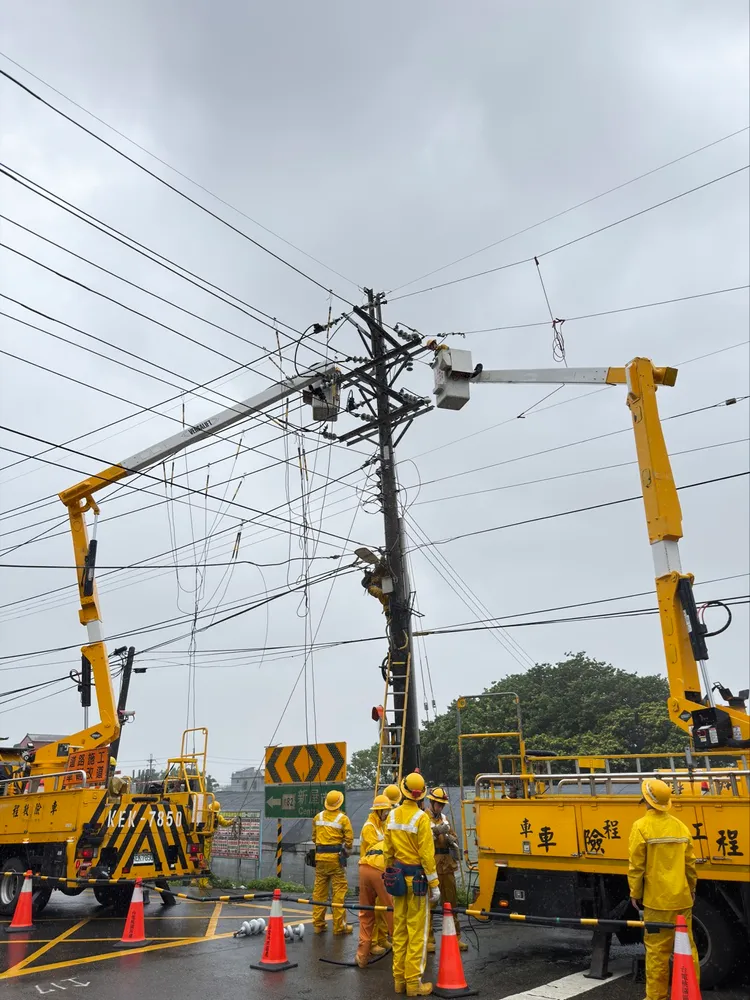 台電人員冒風雨搶修。桃園區處提供