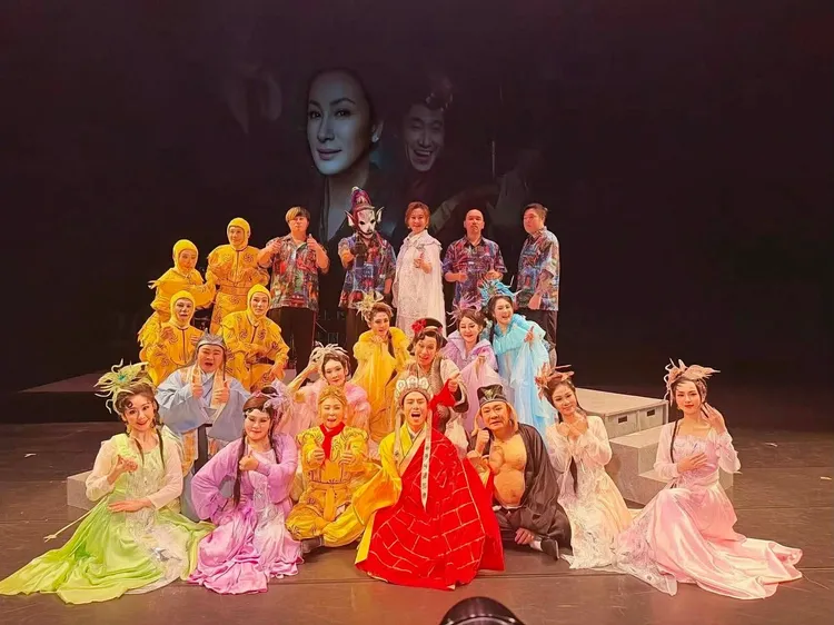 陳亞蘭製作歌仔戲實境節目，眾藝人學藝後演出《西遊記誤闖黑家店》，還穿插重金屬樂團血肉果汁機表演。翻攝王彩樺臉書