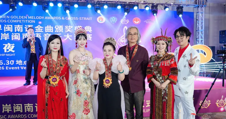 白冰冰(左三)與陳飛(左起)、高汶玟、陳建平、蘇金羚、陳思瑋參與宴會。世界閩南語金曲盛典組委會提供