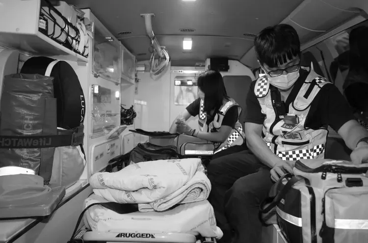 吳姓建築師昨凌晨在台中市西區墜樓，救護車到場時發現他已明顯死亡。示意圖