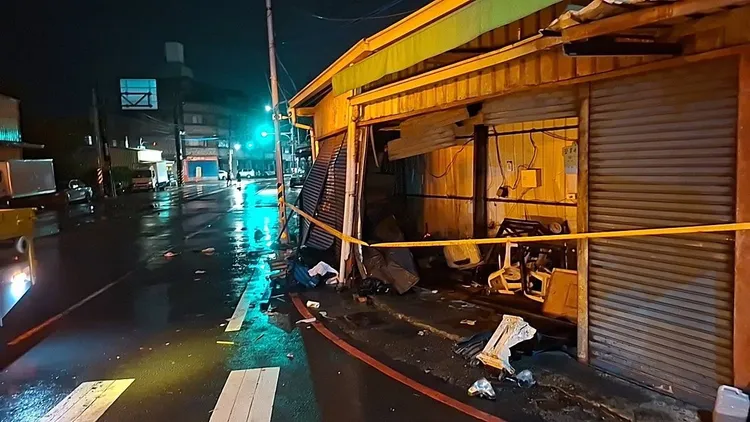 自小客先撞機車，又衝路邊店家。翻攝畫面