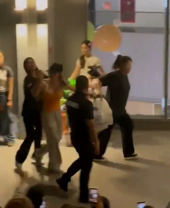 泰國工作人員強行收拾中國女粉絲的物品並將她帶走，粉絲拿手機拍現場時，工作人員急忙制止。翻攝九月霧起_JIANGMO微博