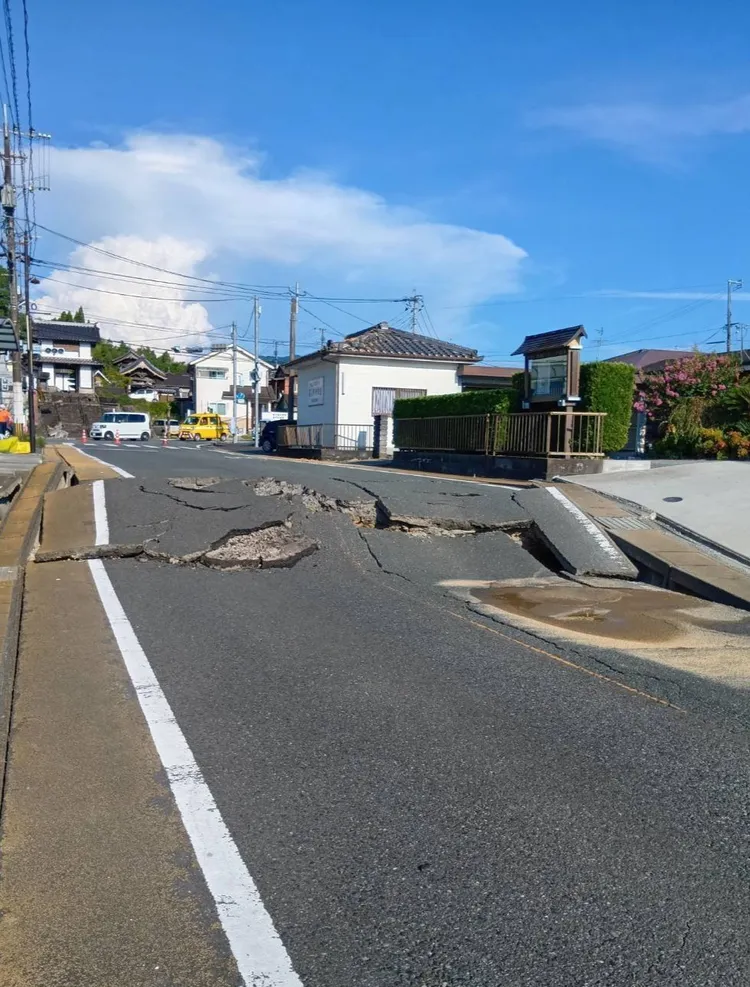 小川町路面隆起。翻攝自X_@aarjapan