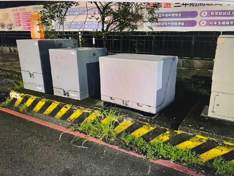 自小客車行經屏東市大同北路與勝利路口時，自撞路旁變電箱。翻攝畫面