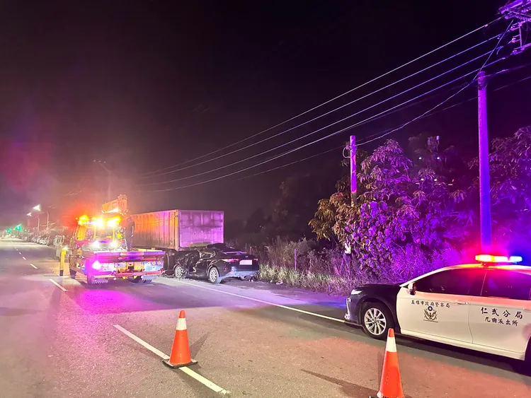 轎車猛撞停放在路旁的砂石車車斗，車頂被削去一半，錢男當場喪命。民眾提供